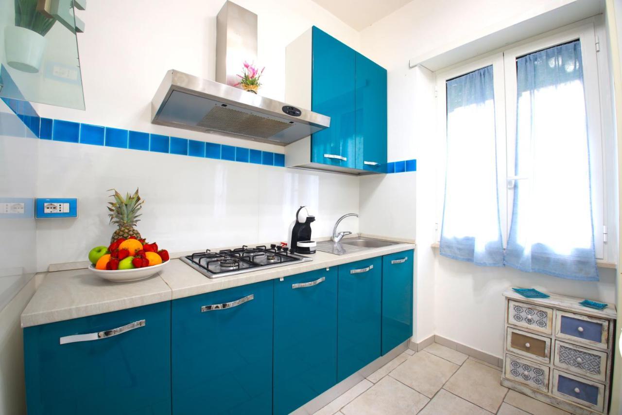 Апартаменты Hostly - Vittoria House - Near The Center With Private Parking Неаполь Экстерьер фото