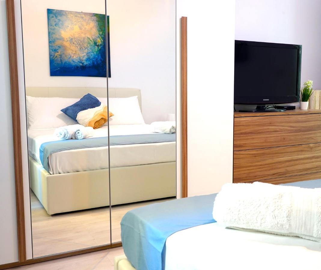 Апартаменты Hostly - Vittoria House - Near The Center With Private Parking Неаполь Экстерьер фото