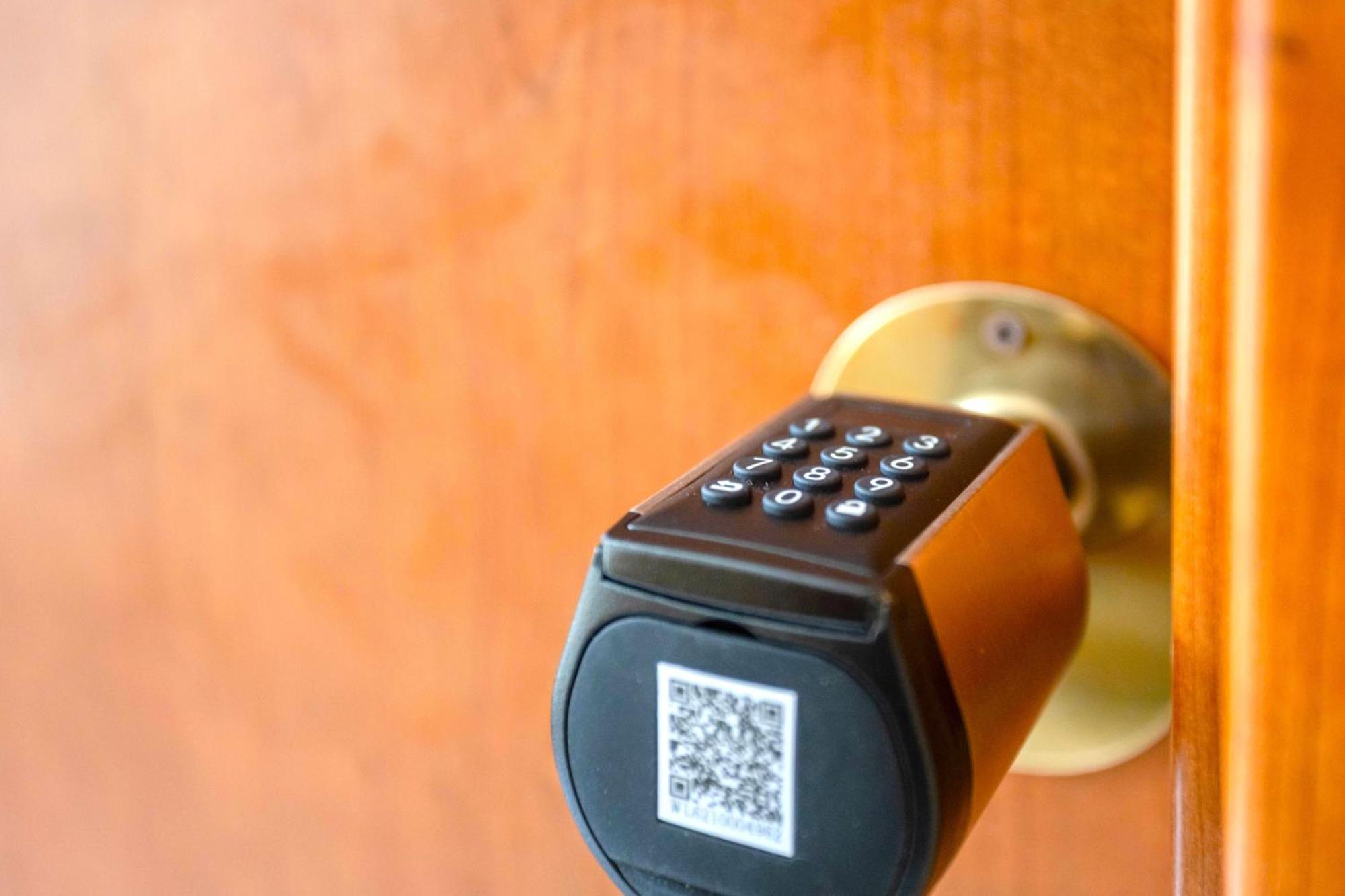 Апартаменты Hostly - Vittoria House - Near The Center With Private Parking Неаполь Экстерьер фото