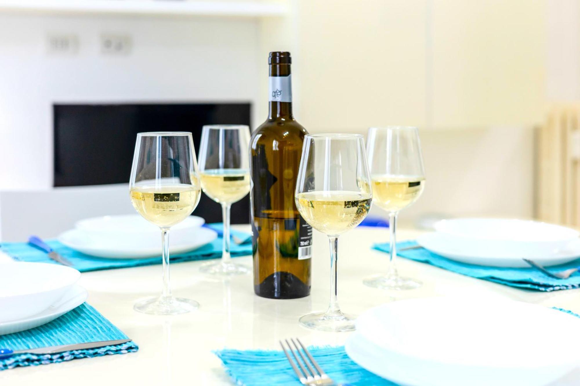 Апартаменты Hostly - Vittoria House - Near The Center With Private Parking Неаполь Экстерьер фото
