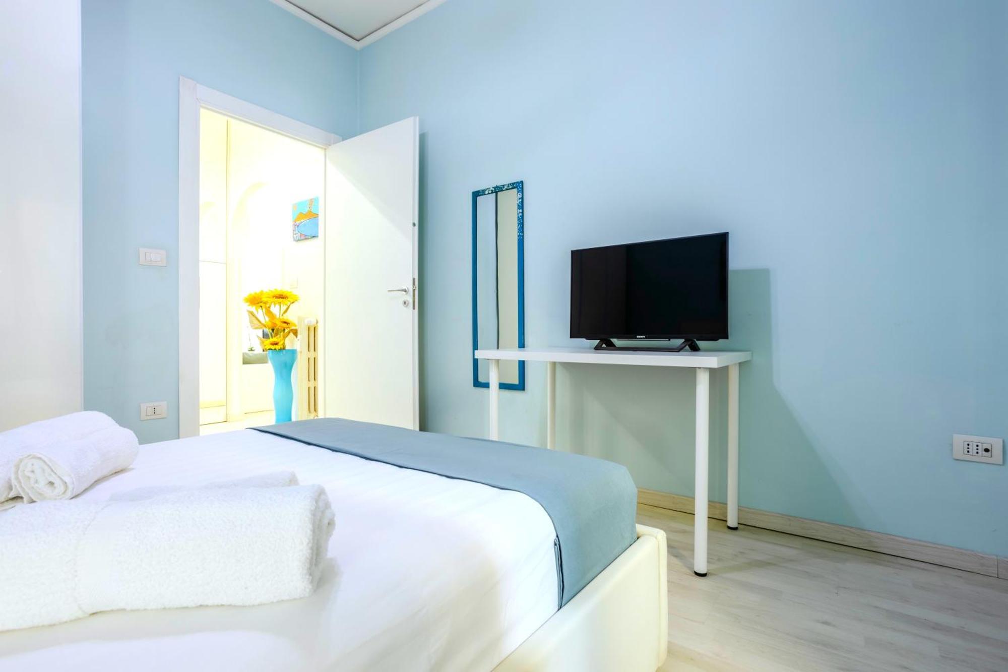 Апартаменты Hostly - Vittoria House - Near The Center With Private Parking Неаполь Экстерьер фото