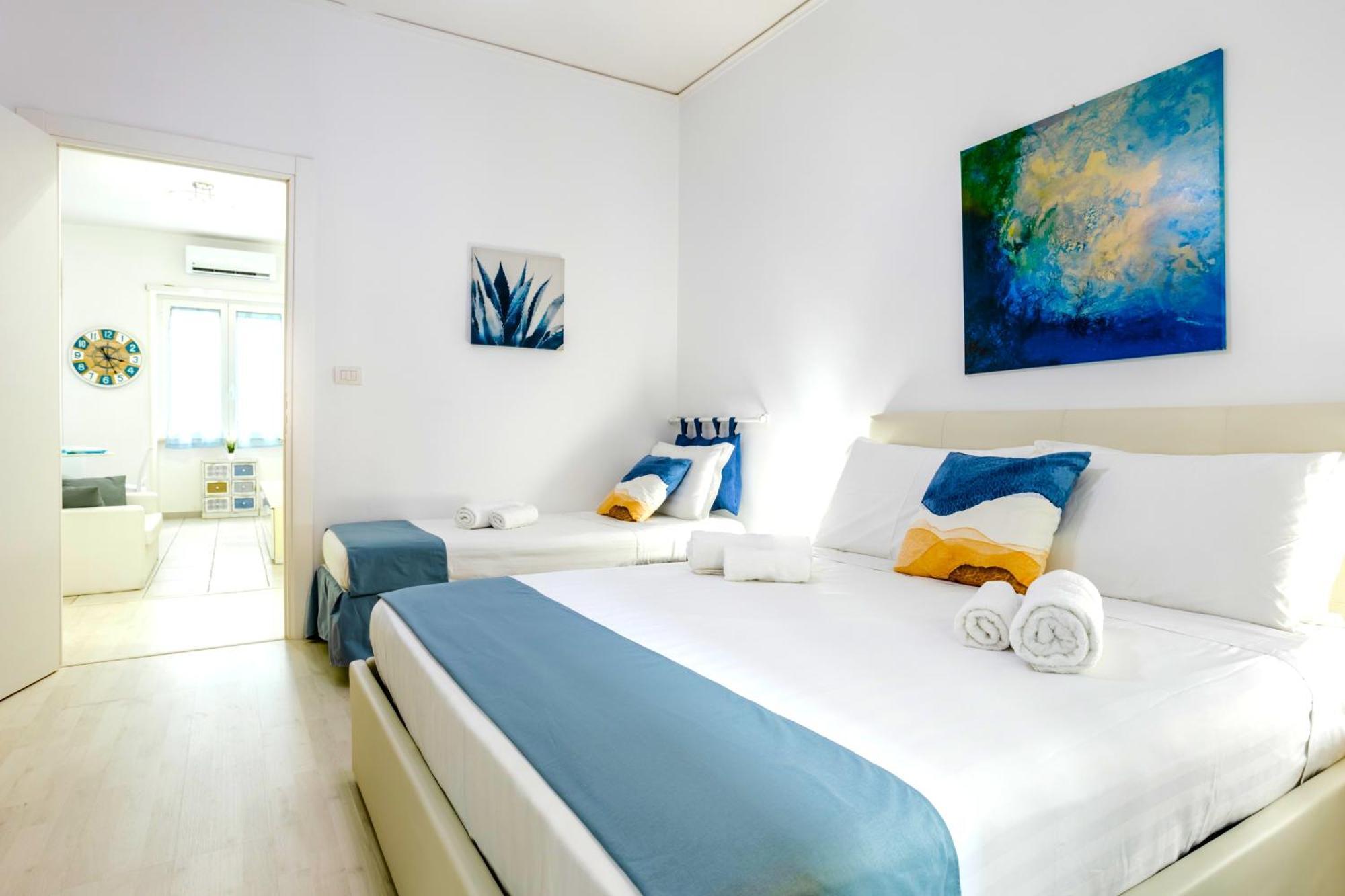 Апартаменты Hostly - Vittoria House - Near The Center With Private Parking Неаполь Экстерьер фото